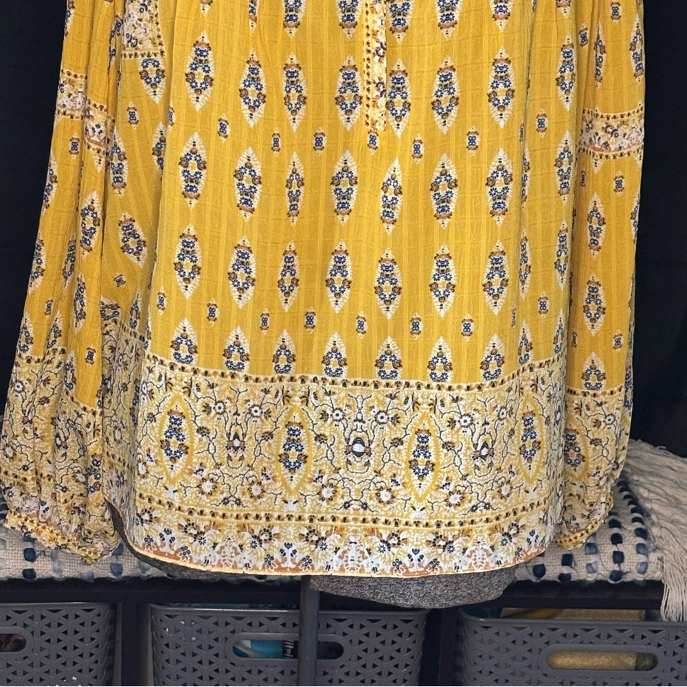 💛Rose + Olive💛 Gold Patterned Flowy Top - Picture 3 of 6